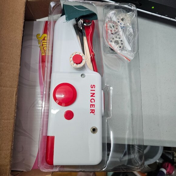 Singer Stitch Sew Quick Handheld Sewing Machine Kit Portable Compact Lightweight - Picture 2 of 3